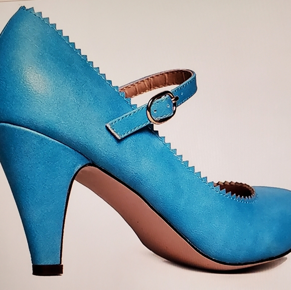 Perroquet Shoes Scalloped Mary Janes with Buckle - Powder Blue